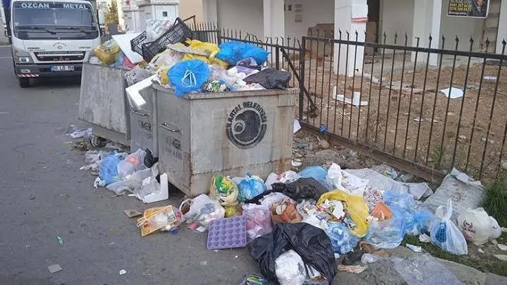 CHP'nin yönettiği Kartal’da çöp dağları yükseliyor! Toplanmayan atıklar için her gün 1 milyon TL ödüyor